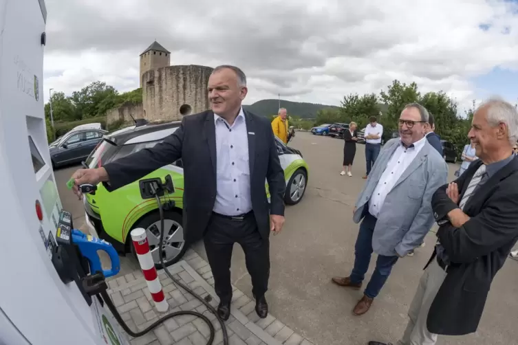  Pfalzwerke-Vorstandsmitglied Rene Chassein, Landrat Otto Rubly und B&uuml;rgermeister Stefan Spitzer (von links) bei der offiziellen