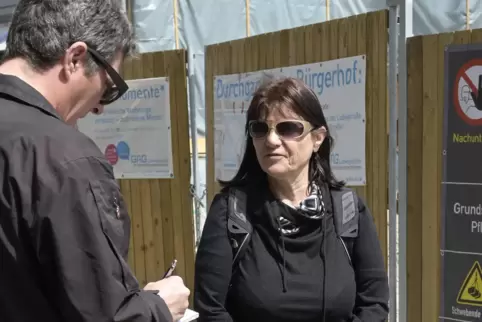 Auf Erkundungstour in der Innenstadt: Christine Haas im Gespräch mit Volker Endres.
