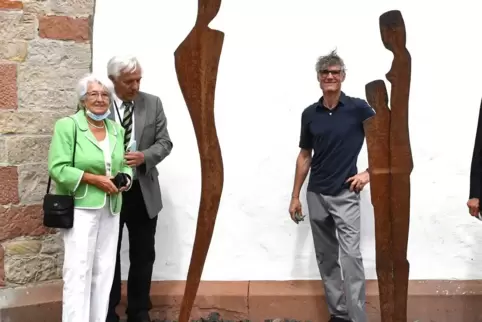 „Zugeneigt“ heißt die Skulptur von Künstler Mathias Nikolaus. Am Sonntag wurde sie zusammen mit dem Künstler (rechts) und den Sp