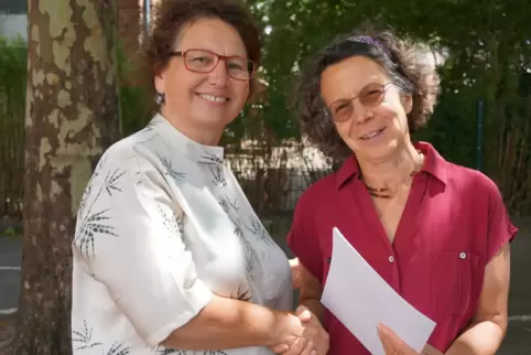 Nach 43 Dienstjahren wurde Elke Kipfstuhl (rechts), die Rektorin der Grundschule Hauenstein, in den Ruhestand verabschiedet. Die