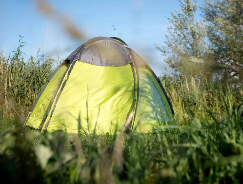 Ein Zelt oder eine Hängematte zum Schlafen.