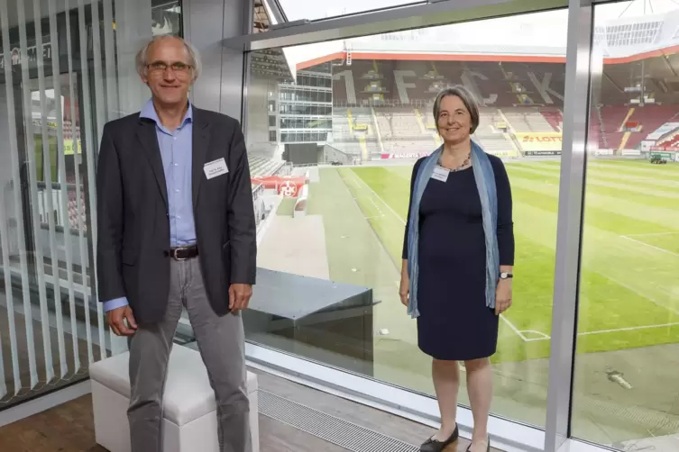 Treffen im Fritz-Walter-Stadion: TU-Präsident Arnd Poetzsch-Heffter und die Vizepräsidentin des Uni-Standortes Landau, Gabriele 
