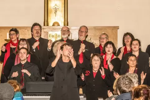 Der Chor bei einem Auftritt. 