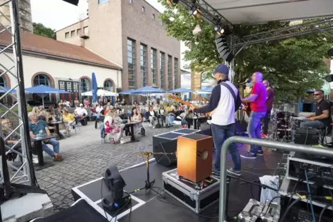 Doppelvorstellung im Wohlfühl-Garten: Die Band P@norama überzeugte im gut gefüllten Innenhof der Kammgarn als Support-Act. 