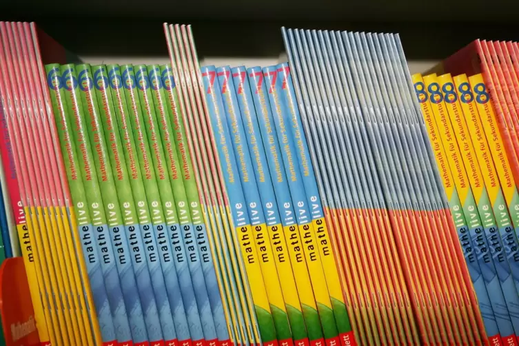 Schulbücher können in Rheinland-Pfalz kostenlos ausgeliehen werden. 