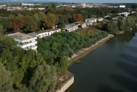 Noch im Dornröschenschlaf: Das Gelände der ehemaligen Schiffswerft. Die Stadt hofft auf Zuzug von Menschen und von innovativem G