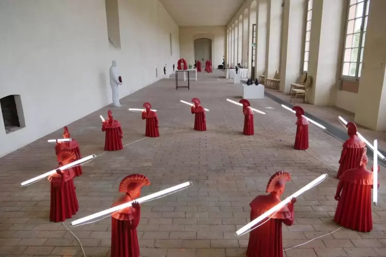 „Turn to Happiness“: Elf Mönche, die im Kreis gehen, tragen schwer an Neonröhren - einem Symbol für die Moderne.