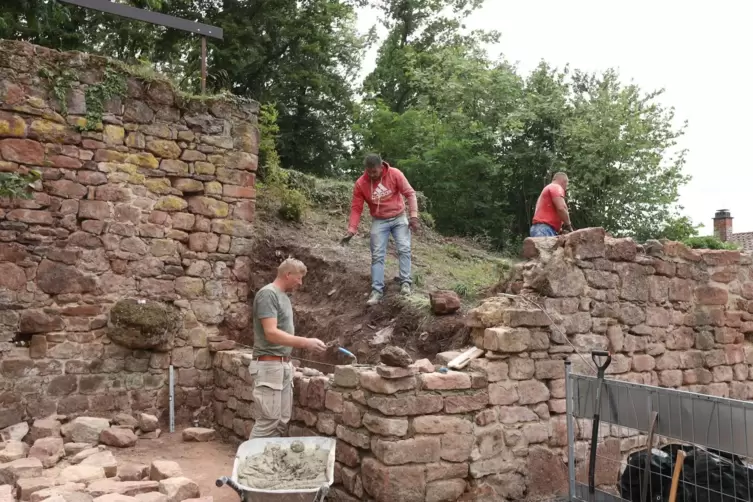 Stanislaw Wybranowski (links) mit zwei Mitarbeiter beim Wiederaufbau einer zuvor einsturzgefährdeten Mauer an der Mittelburg.