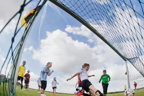 Kinder freuen sich, dass sie wieder Fußball spielen dürfen. 