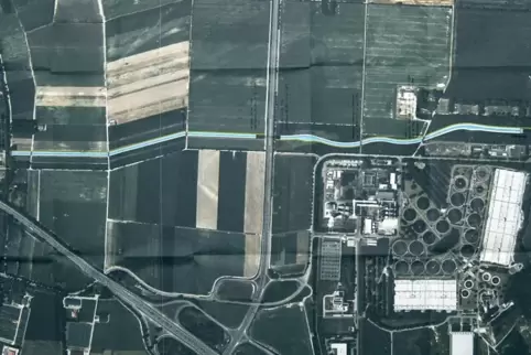 Die BASF-Kläranlage (rechts) von oben gesehen. Für diesen Bereich gibt es Baupläne.