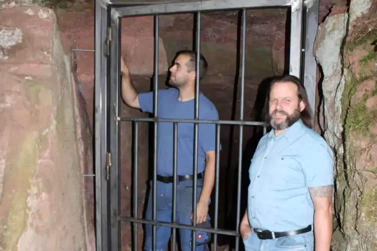 Der Stollen von Dirk Eichberger (rechts) ist durch das Tor von Metallbauer Fabian Loreth gesichert. 