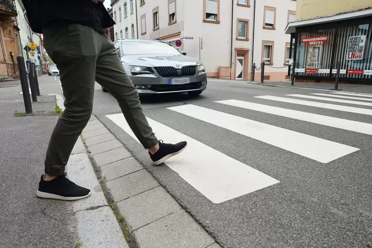 Will ein Fußgänger die Straße am Überweg erkennbar überqueren, muss der Autofahrer anhalten. 
