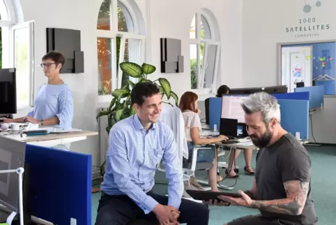 Gregory von Abendroth (links) hat mit drei Mistreitern einen Coworking Space mit integrierter Küchenzeile in Neustadt eingericht