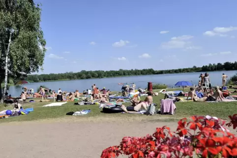 Beliebt bei Groß und Klein: der Nachtweideweiher in Lambsheim. Dort gibt’s ein Speiselokal und eine Beachbar. 