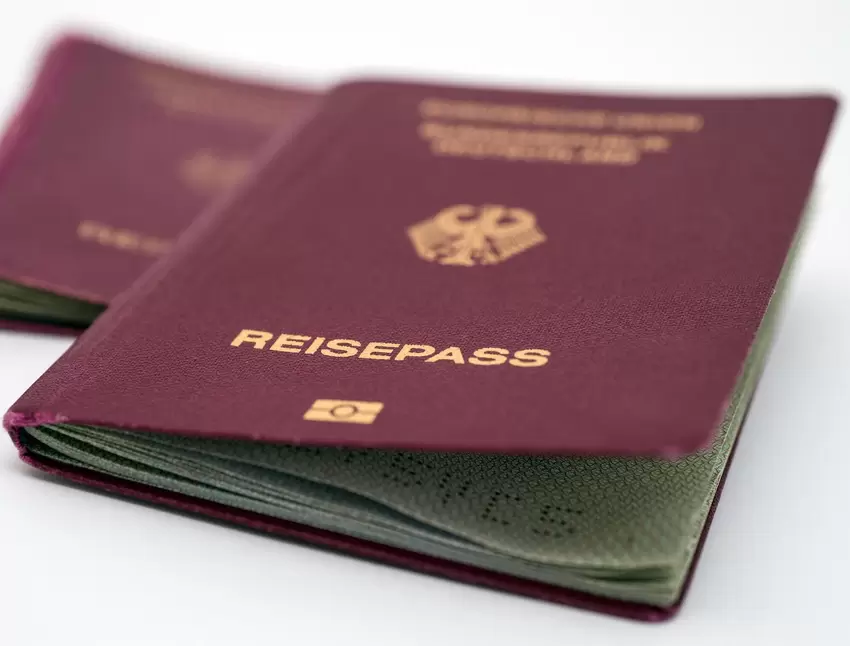 Wichtige Unterlagen wie den Pass oder die Kreditkarte sollte man vor Reiseantritt kopieren und separat im Gepäck aufbewahren.  D