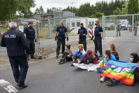 Bevor sie von Beamten weggetragen werden, blockieren am Montagnachmittag einige Atomwaffengegner das Haupttor zum Fliegerhorst B