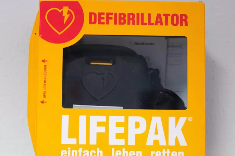 Kann Leben retten: ein Defibrillator.