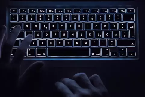 Durch die sogenannte Ransomware wird der Computer infiziert, was dann den weiteren Zugriff auf das Gerät blockiert. 