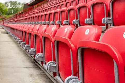 Das rheinland-pfälzische Innenministerium hält sich in der Debatte um die Öffnung der Stadiontore für Fans in der nächsten Saiso