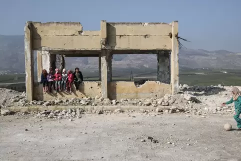 Unermessliches Leid: Im nordsyrischen Jisr al-Shughur spielen Kinder in den Trümmern einer Schule. 
