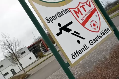 Auf dem Rasenplatz des MTV Pirmasens wird weiter Fußball gespielt, aber nicht von einem MTV-Team.