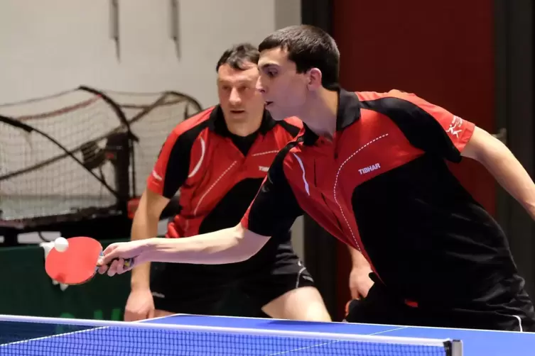 Der Tennisspieler: Christian Ohlinger (rechts) mit Marcus Wilhelm als Doppel f&uuml;r die VT Contwig. 