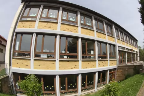 Zukunft mehr als ungewiss: Was aus dem sanierungsbedürftigen Gebäude wird, wenn die Schule dichtmachen muss, weiß niemand.