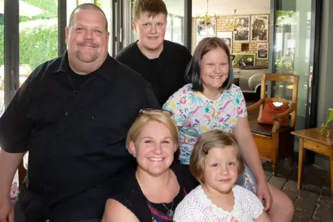 Gastgeber-Familie (von links): Sven und Priscilla Niederbremer mit dem Sohn Kyle und den Töchtern Tatum und Holly (vorne).
