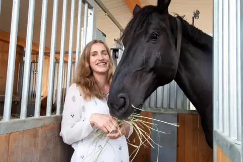 Reitet, seit sie ein kleines Mädchen ist: Lilli Wendel mit „Damiro“, dem größten Pferd im Aktivstall Dudenhofen.
