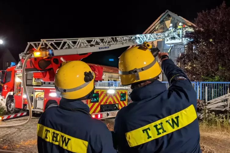 Drehleiter-Einsatz: Das Feuer breitete sich in Richtung Dach aus.