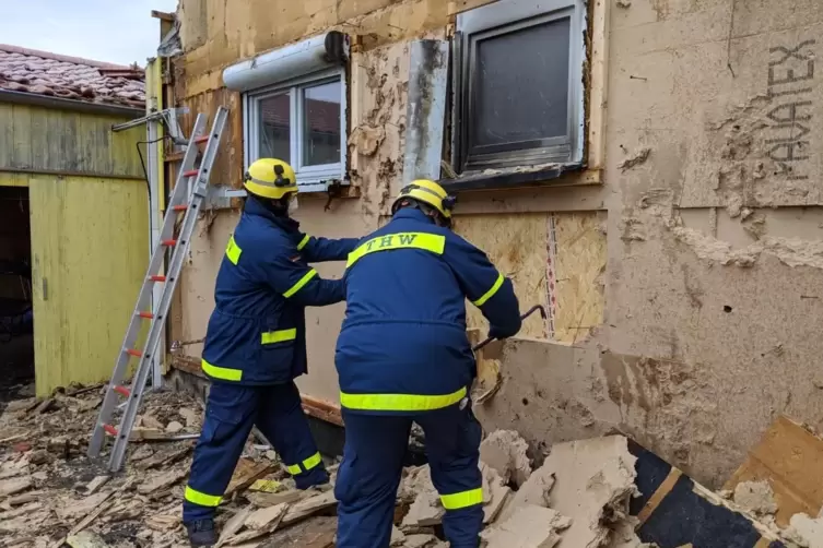 Die Verkleidung der Fassade muss weg: Dort hatten sich Glutnester gebildet.