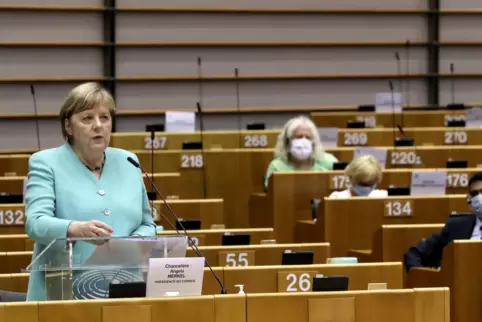 Angela Merkel spricht im Plenum des Europäischen Parlaments.
