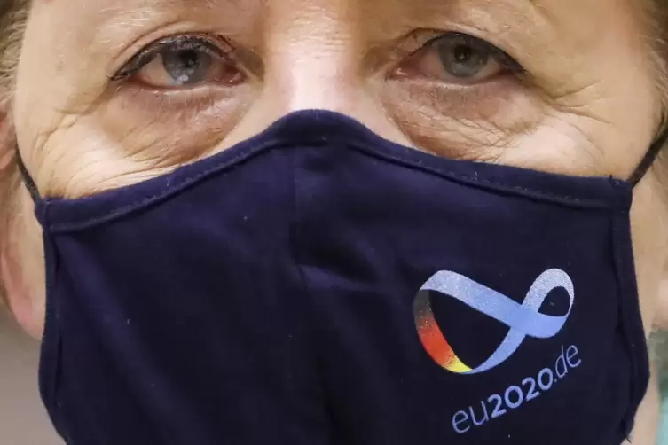 Merkel trug im Europaparlament einen Mundschutz mit dem Logo der deutschen EU-Ratspräsidentschaft.