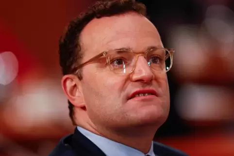 Bundesgesundheitsminister Jens Spahn hat erneut vor zu frühen Lockerungen beim Tragen von Alltagsmasken in der Corona-Krise gewa