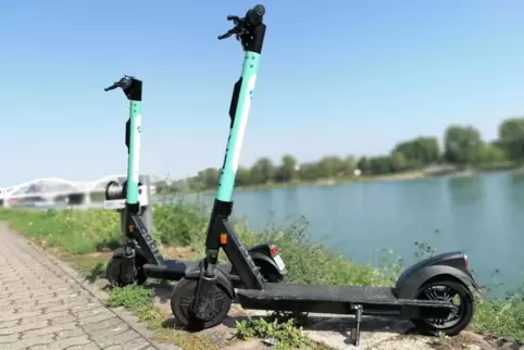 Abgestellte E-Scooter am Rhein in Ludwigshafen. 