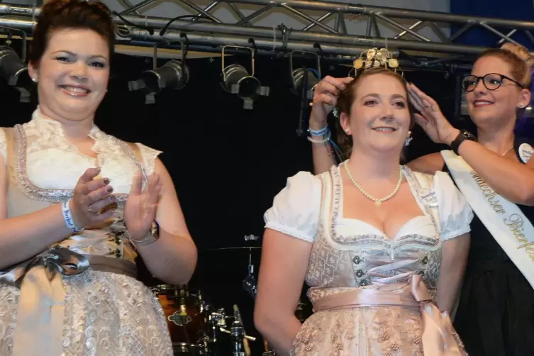 Andechser Bierfest 2019: Lena Roth (Mitte) wird von ihrer Vorgängerin Jasmin Paulus gekrönt, links Prinzessin Annika Mischon. 