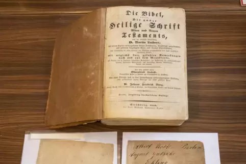 Ist mittlerweile restauriert: die „Hirschberger Bibel“, die sich im Archiv Ruthweiler befindet.