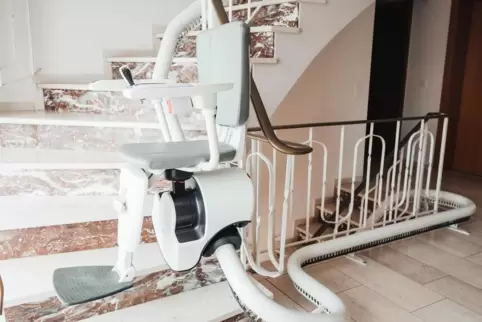 Treppenlifte sind praktisch für jede Treppe einbaubar – sofern sie genug Platz dafür bietet. Allerdings gibt es erhebliche Preis