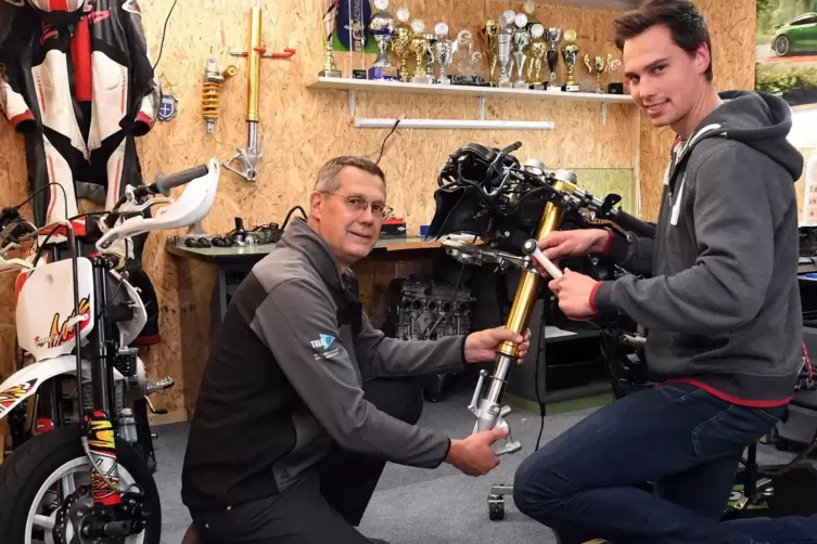 Teamwork: Ralf Weitlauff bereitet mit seinem Vater das Motorrad für die neue Saison vor. 