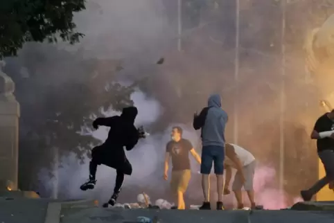 In Belgrad kommt es zu gewalttätigen Protesten.