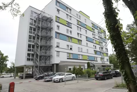 Das siebenstöckige Gebäude hat eine neue Außenfassade und neue Fenster bekommen