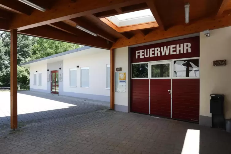 Das Feuerwehrhaus in Großfischlingen muss vergrößert werden. Die Gelegenheit möchte die Gemeinde nutzen, um in das alte Gebäude 