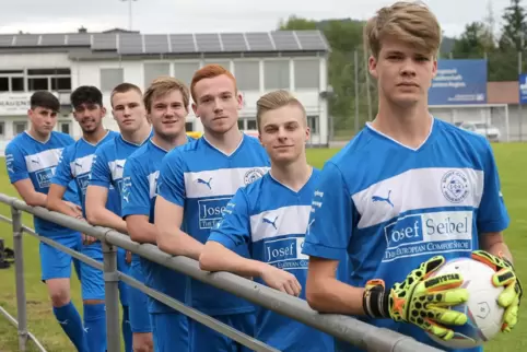 Von den A-Junioren in den Herren-Landesligakader aufgerückt: (von links) Nico Rüdiger, Fotis Potsis, Luca Schmidt, Lukas Martel,