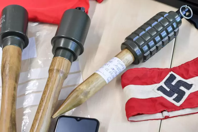 Für den Verfassungsschutz keine Überraschung: Waffen und Propaganda-Material, gefunden bei einer Razzia bei einer Neonazi-Gruppe