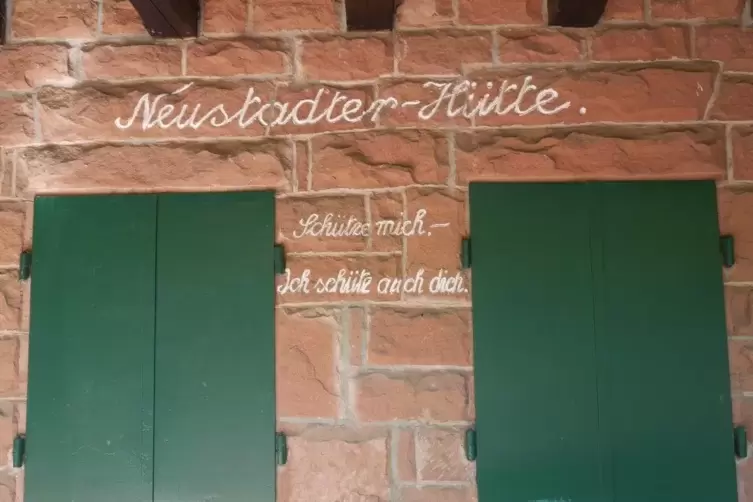 Inschrift an der Au&szlig;enwand der Hellerh&uuml;tte bei Neustadt.