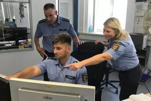 In der Einsatzleitstelle der Polizeiinspektion (von links): Rolf Weber, Max Vogler und Susanne Lause. In der Einsatzleitstelle der Polizeiinspektion (von links): Rolf Weber, Max Vogler und Susanne Lause.