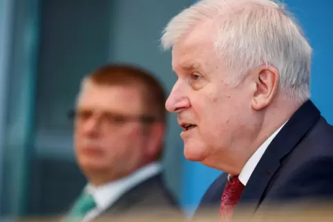 Innenminister Horst Seehofer (CSU, r) und Thomas Haldenwang, Präsident des Bundesamtes für Verfassungsschutz, stellenden Verfass