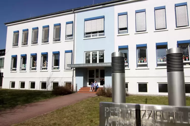Die Pestalozzischule am Himmelsberg ist seit 2003 eine Ganztagsschule – und als „Schule ohne Rassismus, Schule mit Courage“ beso
