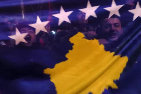 Ging es um Schutzgeld oder nur über die Schönheiten des Kosovos (im Bild die Landesfahne)? Das Landgericht geht von knallharter 