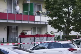 Am Dienstag, kurz nach der Tat: Der Tatort ist mit einem Sichtschutz versehen.
